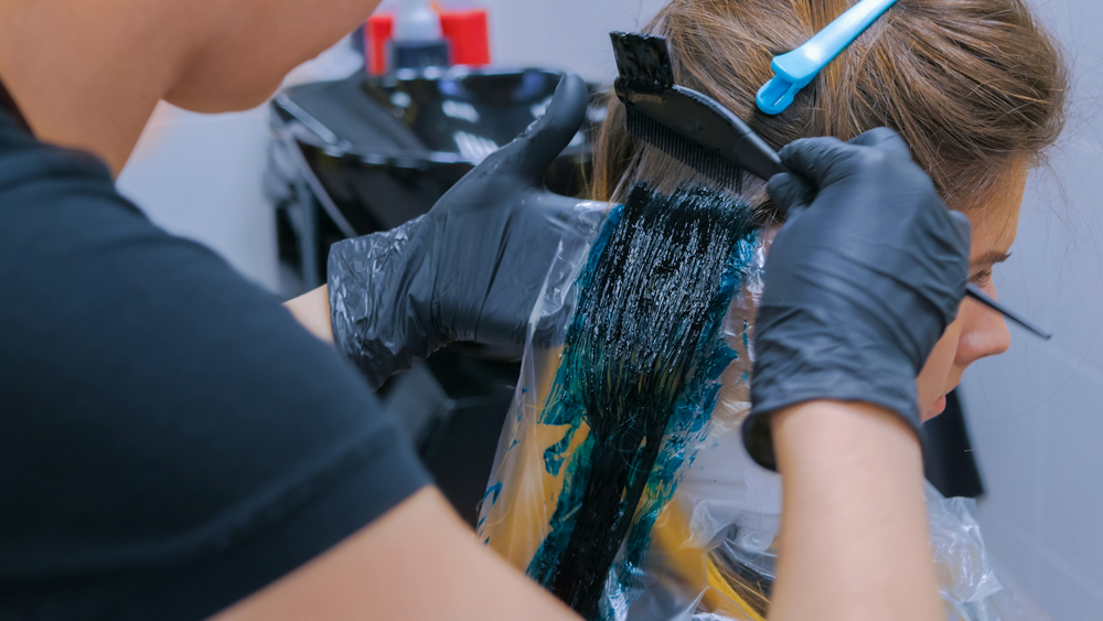 Haarkleuring wordt aangebracht