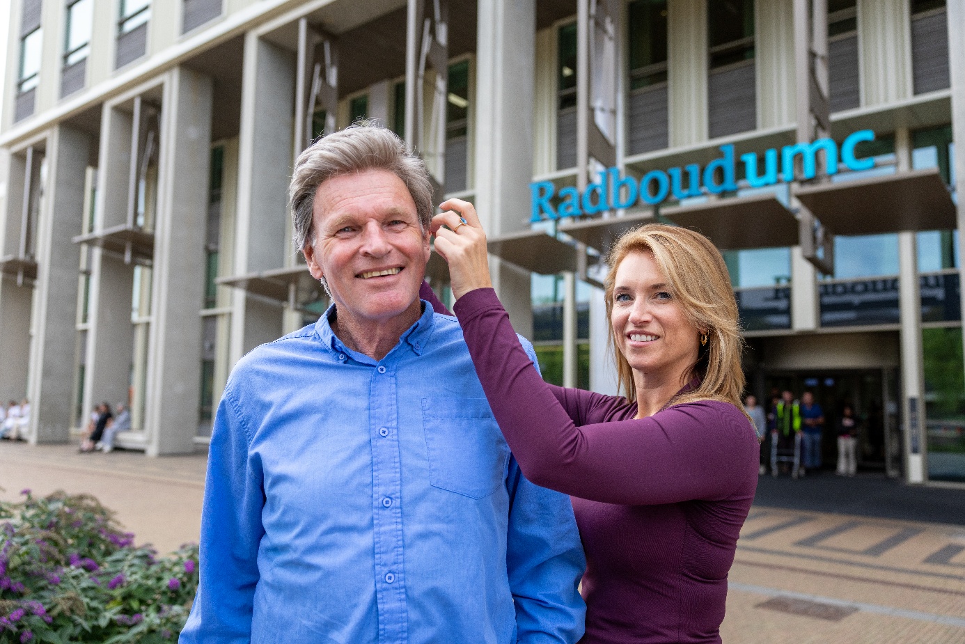 Haarspecialist helpt een cliënt bij het passen van een haarwerk